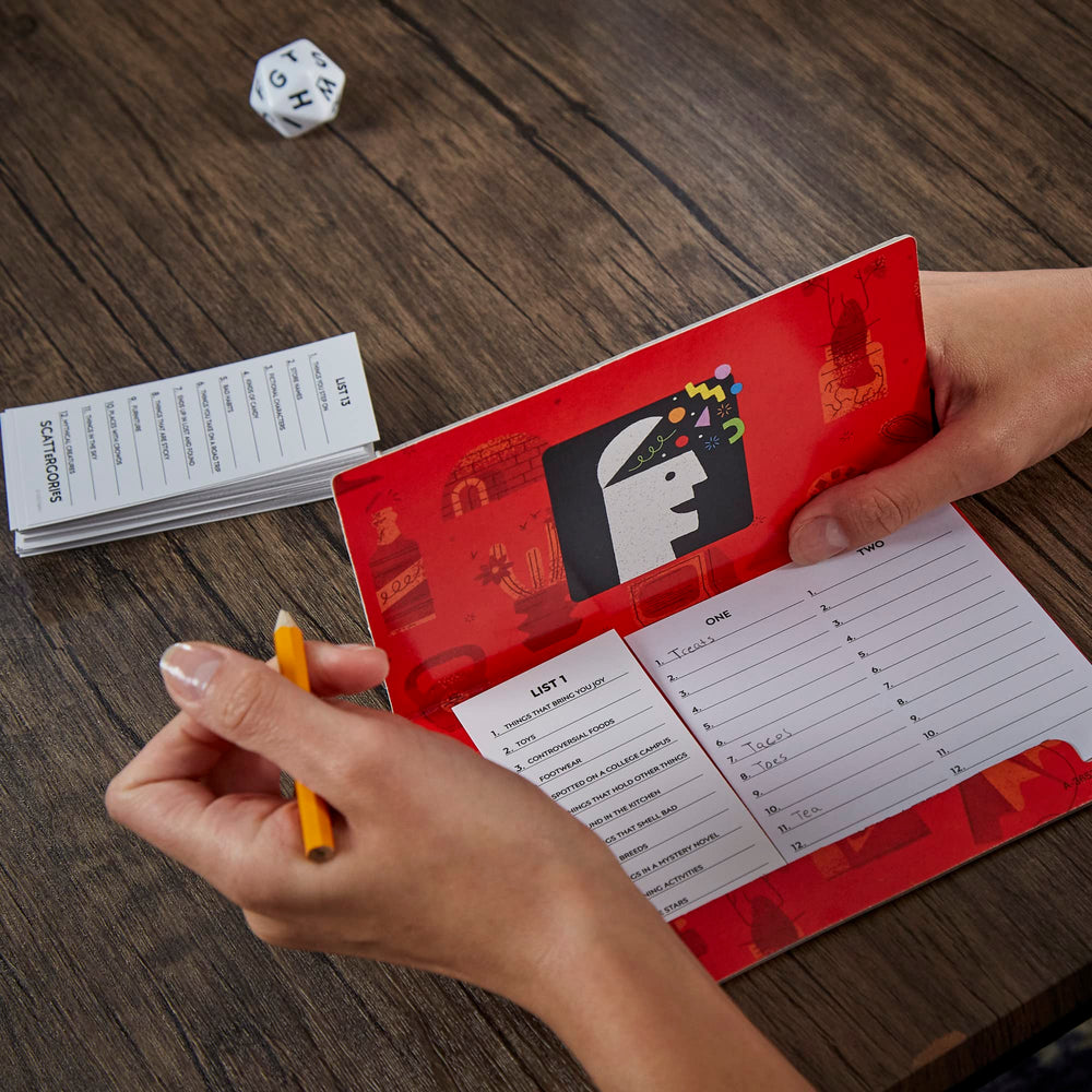 Hasbro Gaming jugadores escribiendo en la mesa para un ambiente de fiesta