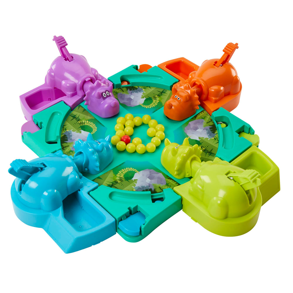 Hasbro dino escena de fiesta infantil con el juego en mesa y niños participando