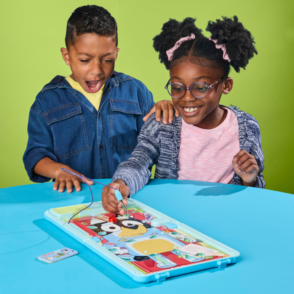 Hasbro manos sosteniendo cartas X-ray que indican la pieza a extraer