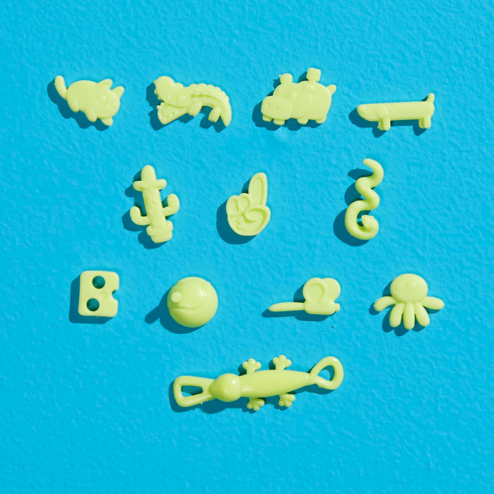 Hasbro niños jugando y riendo, juego social y entretenido
