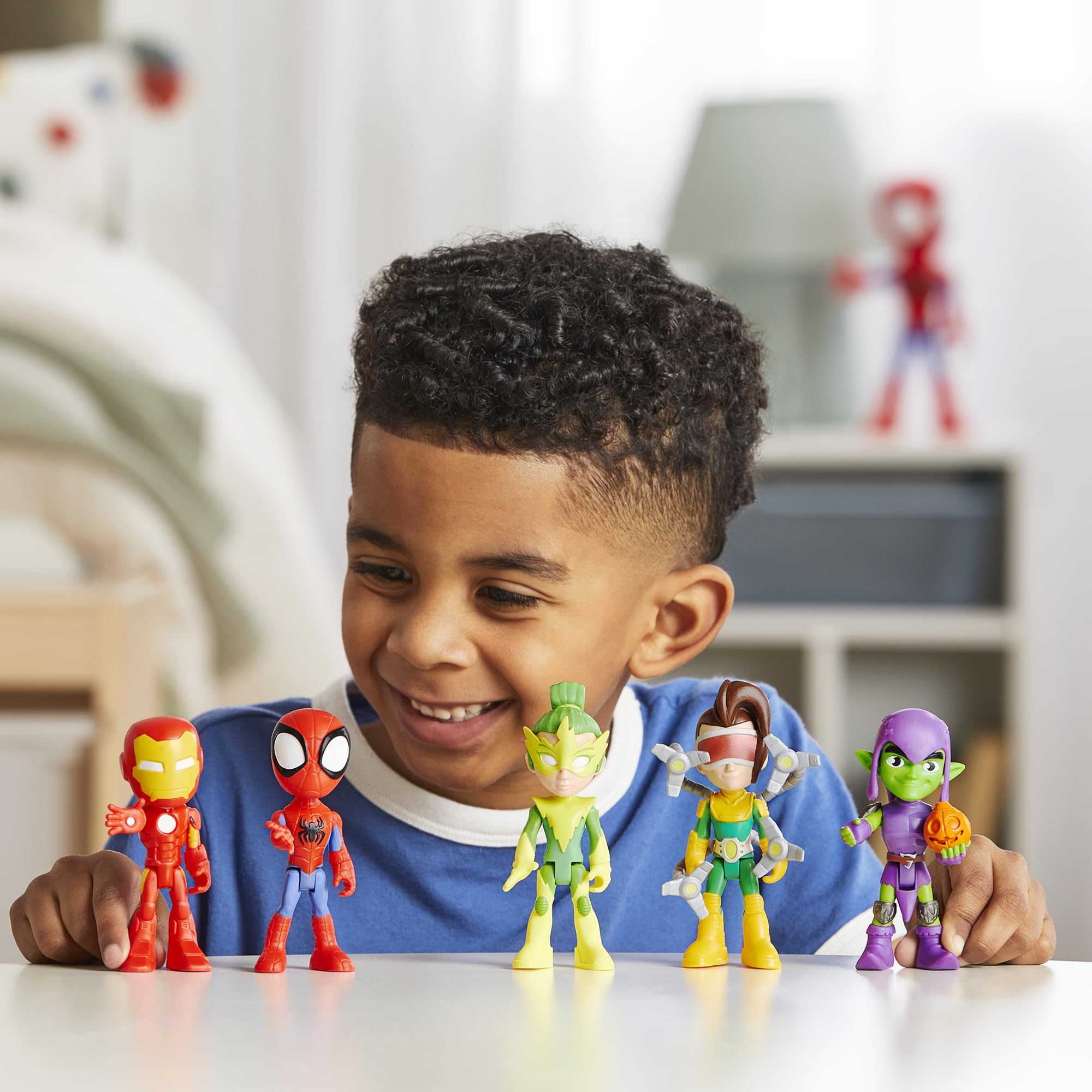 Hasbro set junto a otros juguetes ampliando mundos de juego