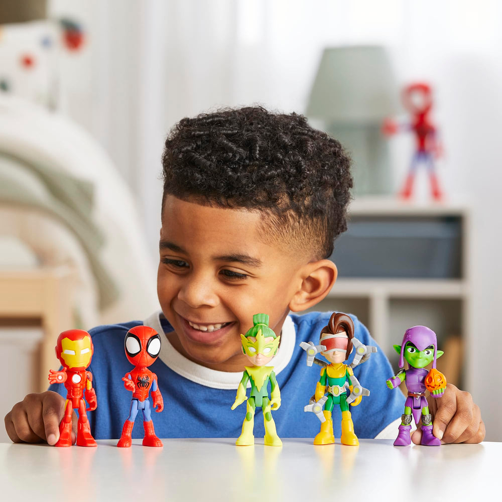Hasbro set junto a otros juguetes ampliando mundos de juego