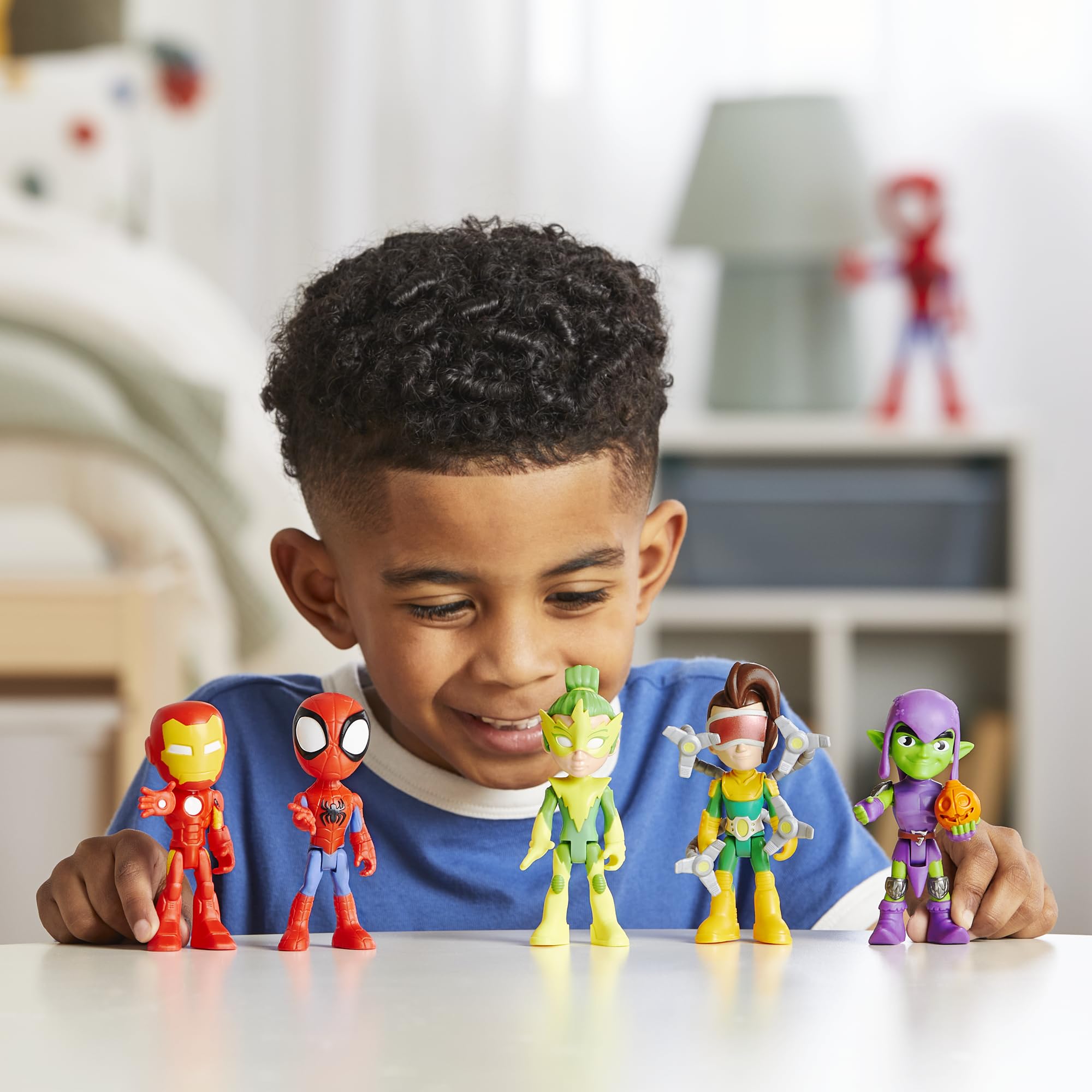 Hasbro figuras recreando escena para fomentar narración creativa