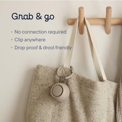 Hatch Baby hatch go junto a un juguete para ver escala y portabilidad