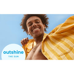 Hawaiian Tropic aplicación en hombre activo en exterior con protección resistente al sudor