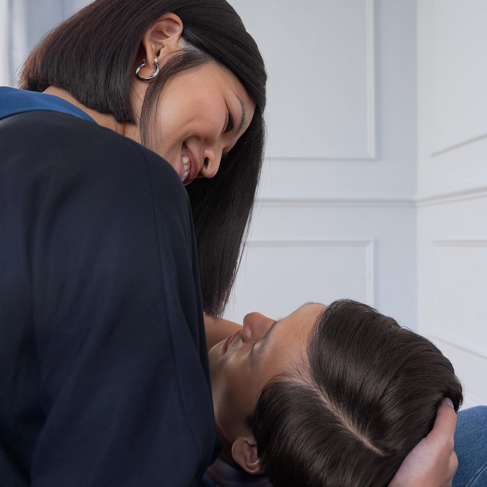 Head & Shoulders comparación de tamaño 32.1 oz junto a una mano para valorar volumen