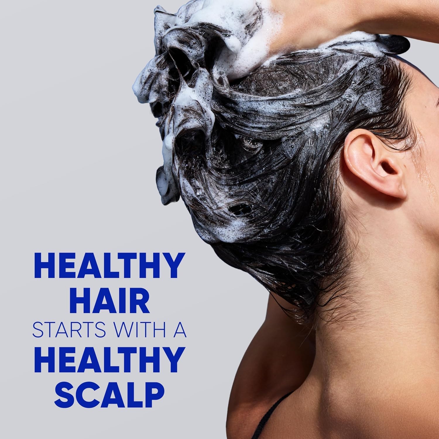 Head & Shoulders champú en uso en la ducha ofreciendo alivio al cuero cabelludo