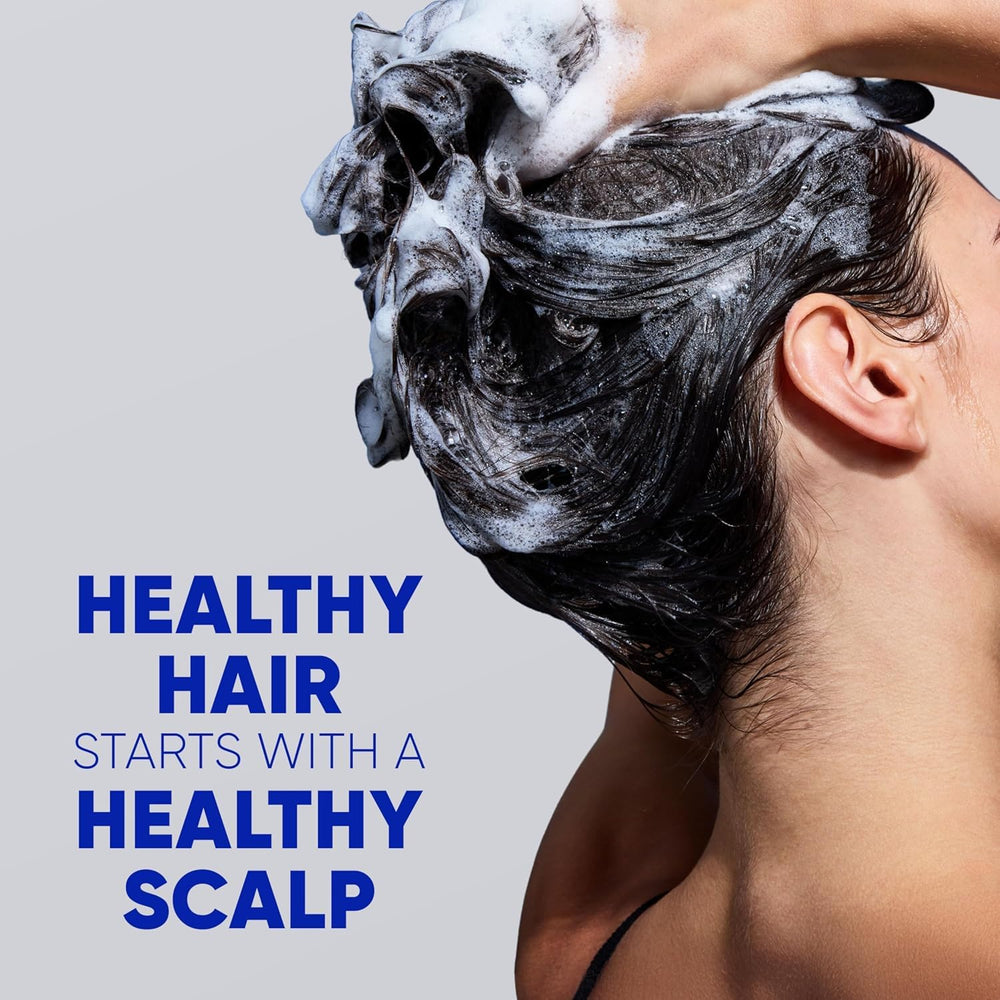 Head & Shoulders champú en uso en la ducha ofreciendo alivio al cuero cabelludo