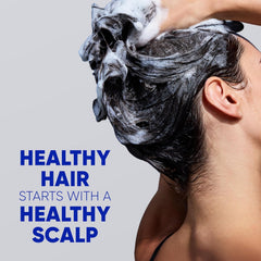 Head & Shoulders champú en uso en la ducha ofreciendo alivio al cuero cabelludo