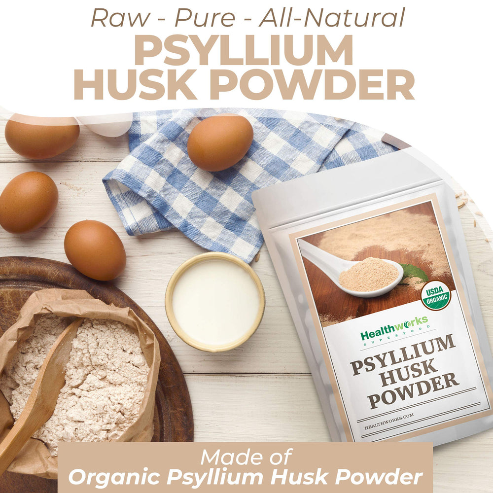 Healthworks Superfoods cucharadita midiendo polvo sobre vaso con agua listo para mezclar