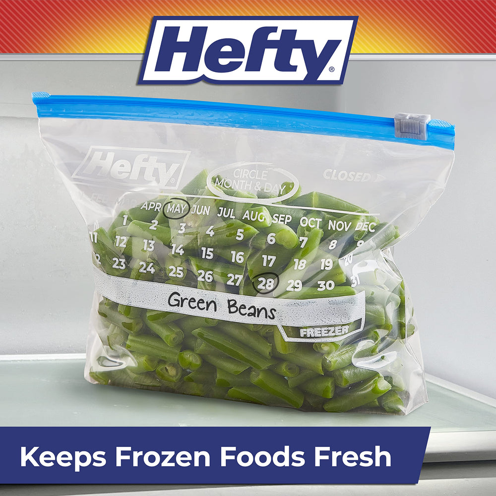 Hefty ambientación estilo de vida con bolsas en congelador organizado