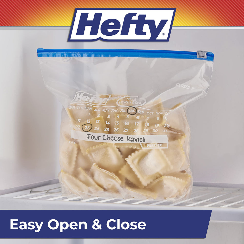 Hefty familia usando bolsas en el congelador para meal prep eficiente