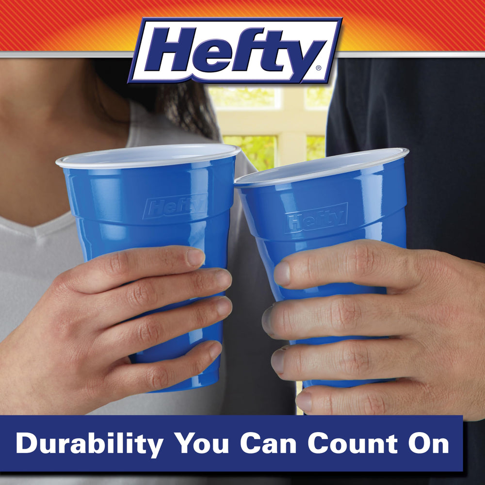 Vasos Hefty en mesa de fiesta al aire libre aportando color y orden