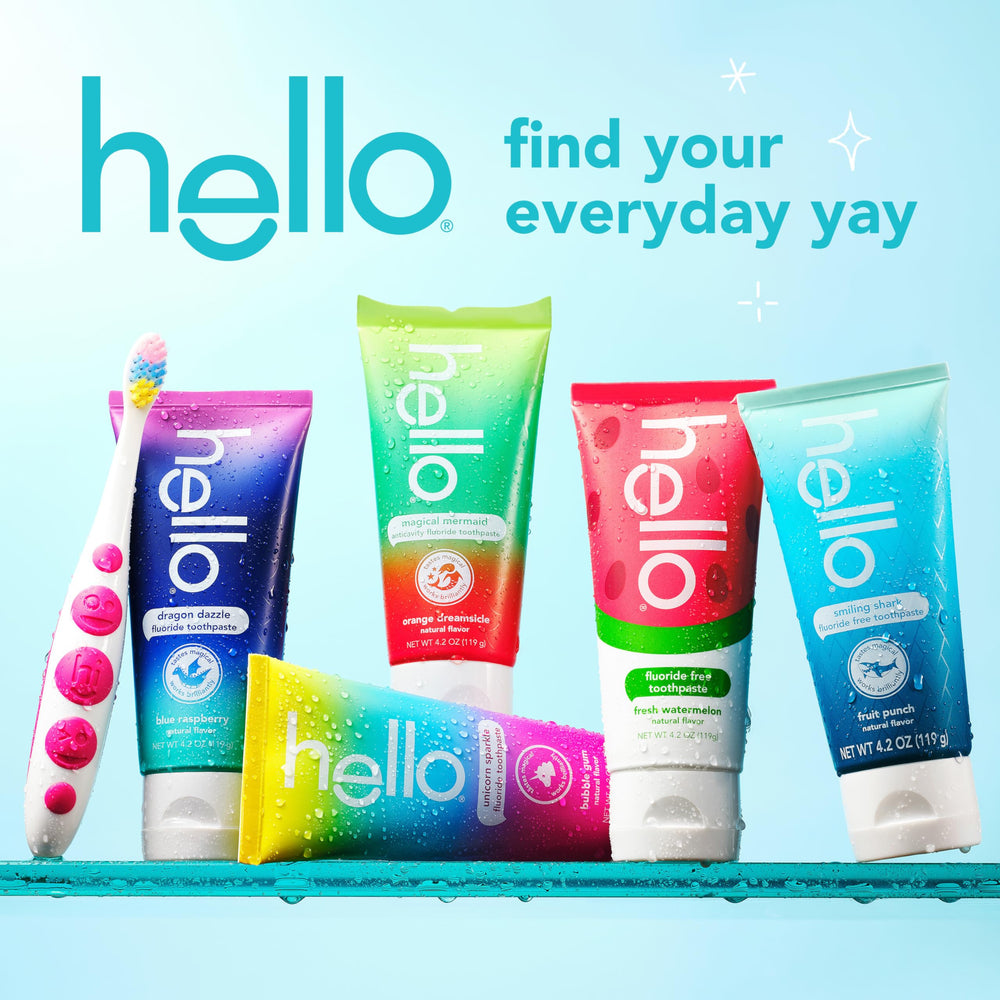 hello escena familiar en baño promoviendo cepillado en grupo