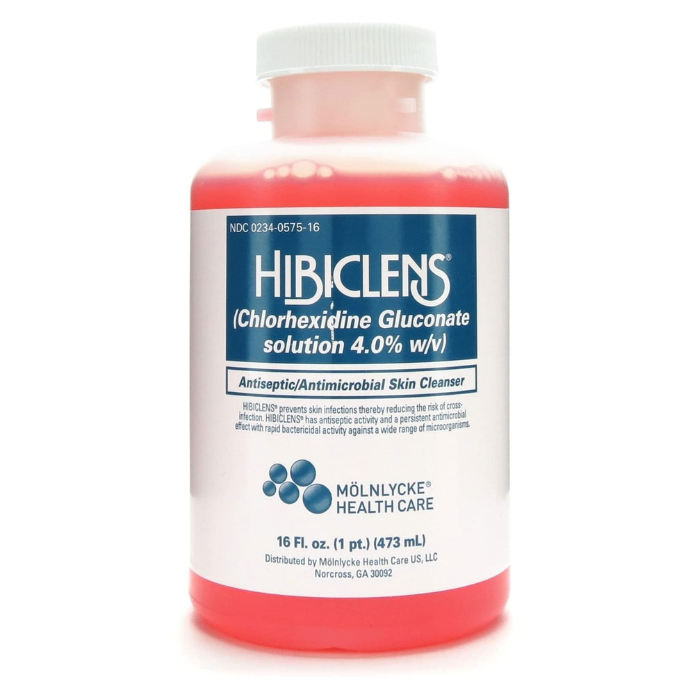 Personal sanitario aplicando Hibiclens en consulta para higiene preprocedimiento