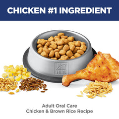 Hill's Science Diet croqueta en mano para comparar tamaño y masticación