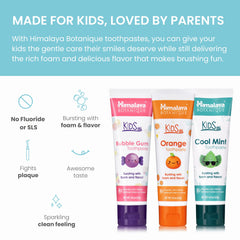 Himalaya niño cepillándose con la pasta Kids, fomentando el hábito diario
