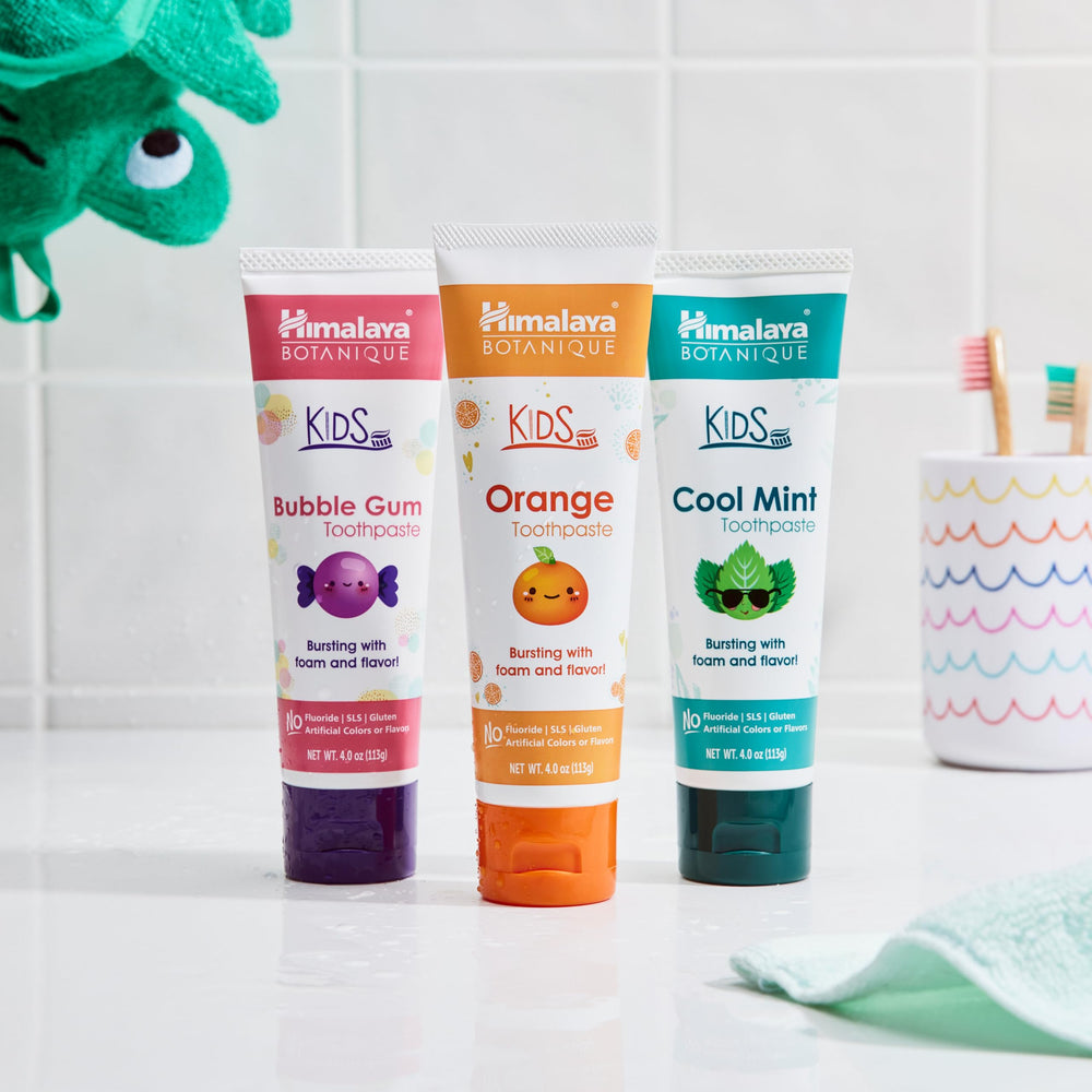 Himalaya escena familiar en baño mostrando uso amigable para niños