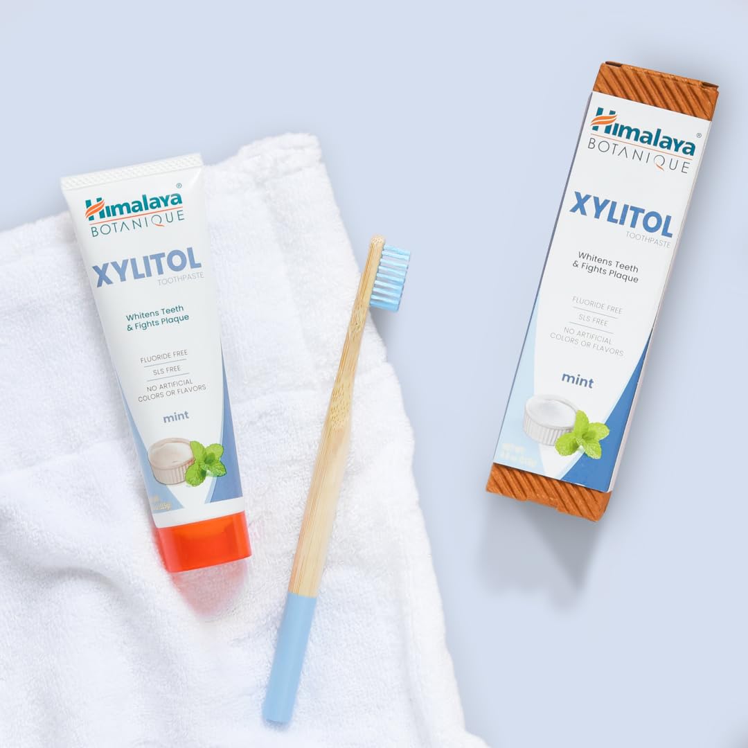Himalaya primeros planos de xilitol y menta destacando acción contra placa