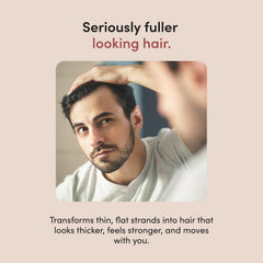 hims champú aplicado en cabello durante la ducha para suavidad