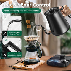 HIYAKOI vertiendo agua sobre filtro para café, mejora la precisión del pour-over
