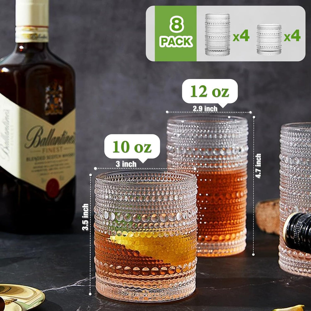 Hlukana vasos servidos en mesa con bebidas, resaltando presentación