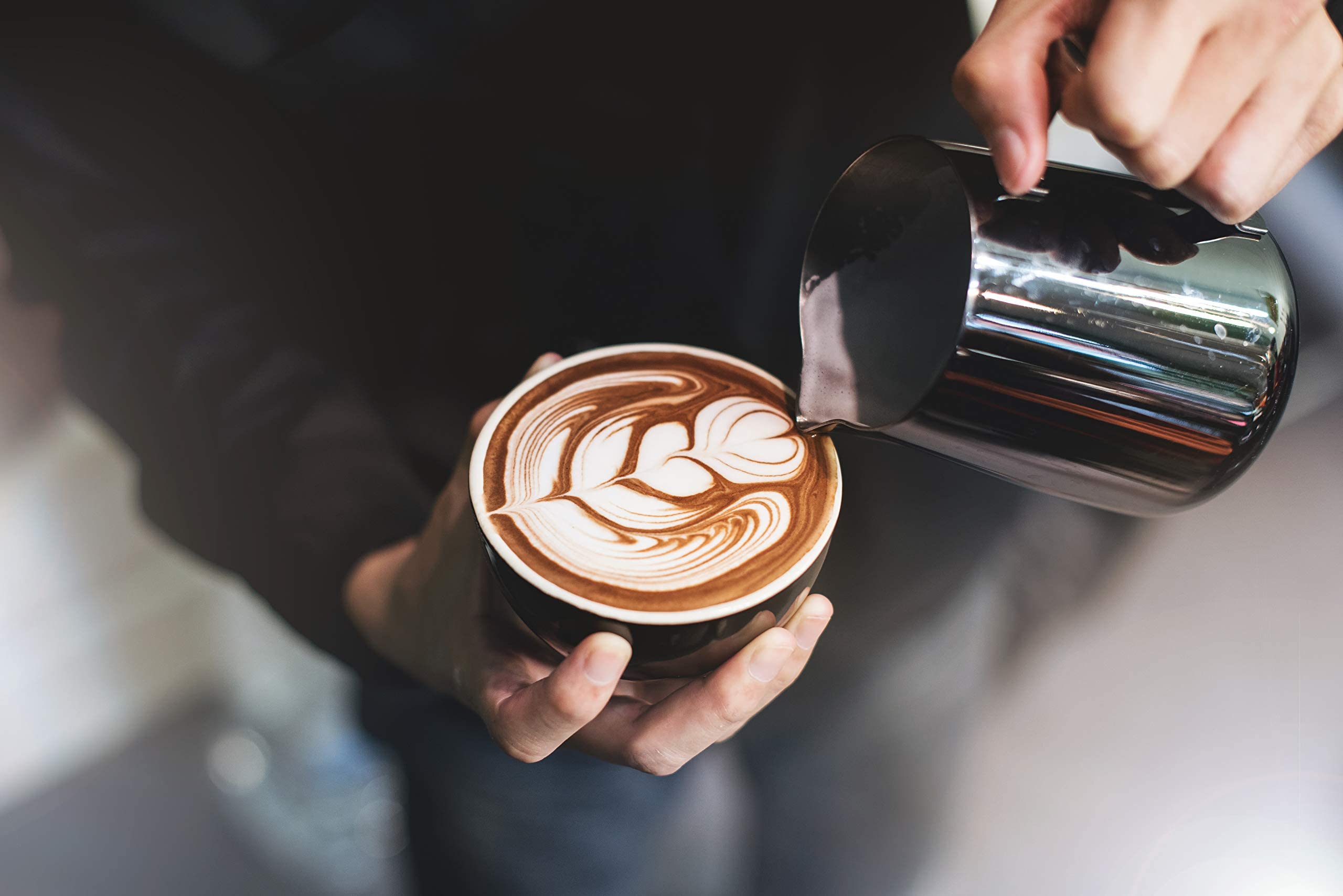 Hollander Chocolate comparación de tamaño en mano para visualizar rendimiento por botella