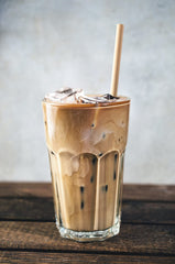 Hollander Chocolate polvo disuelto en taza de latte cremoso, realza sabor