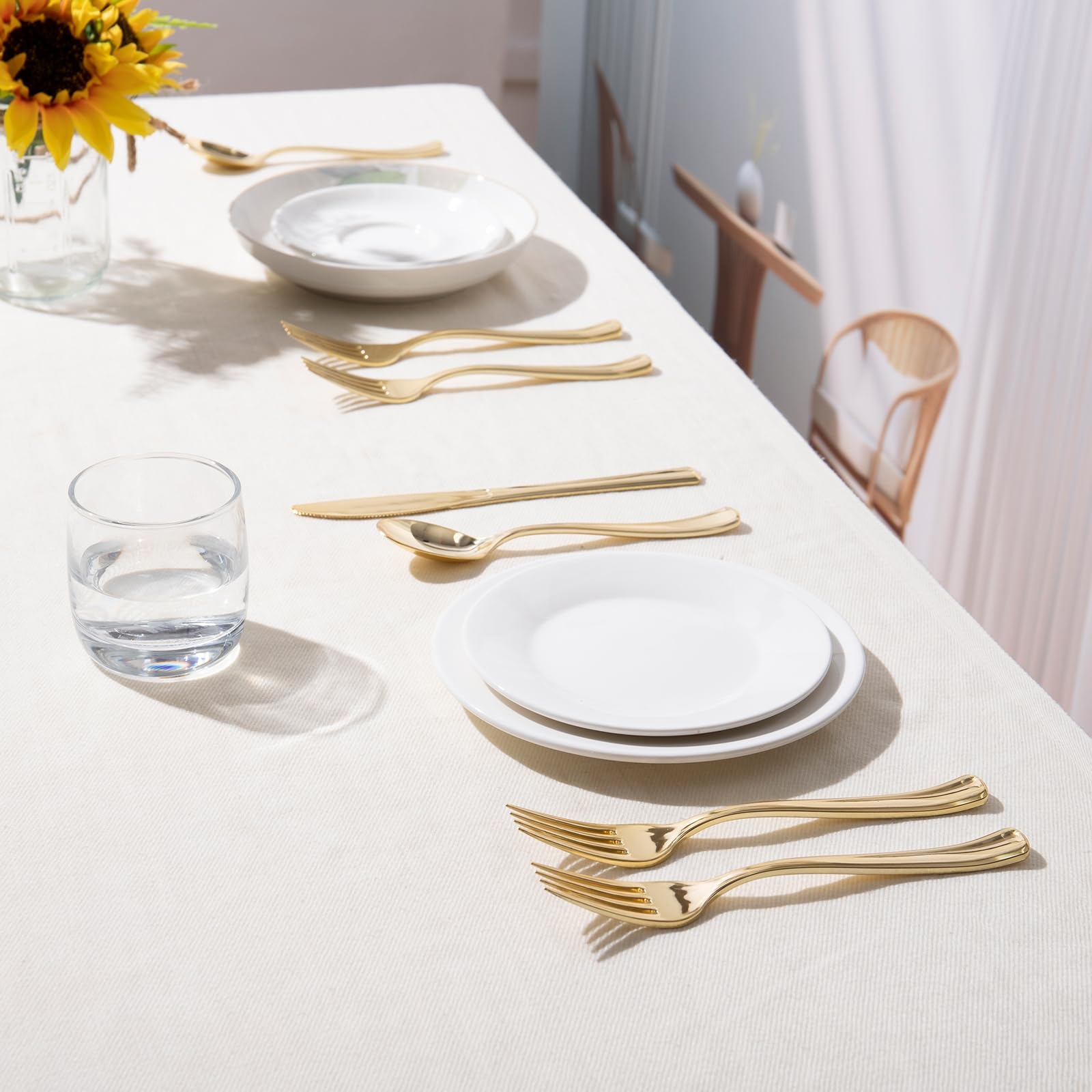 HOME BREEZE conjunto de cubiertos dorados dispuesto en una mesa elegante