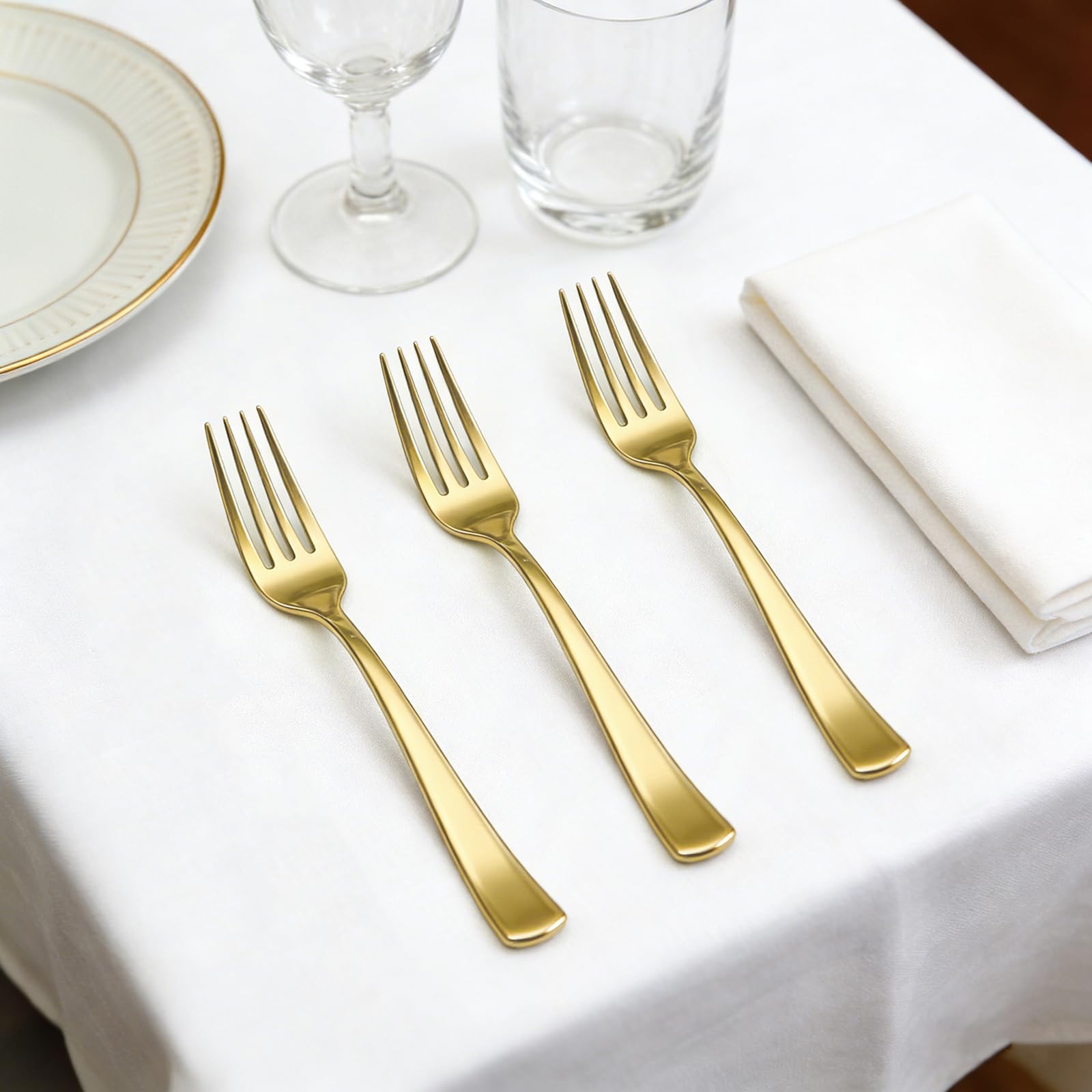 HOME BREEZE tenedor sobre plato enfatizando uso práctico y estética