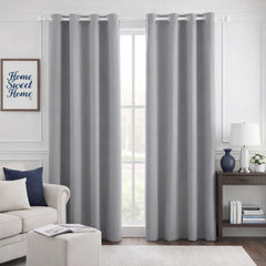 HOMEIDEAS vista frontal de cortina gris claro mostrando estética y privacidad