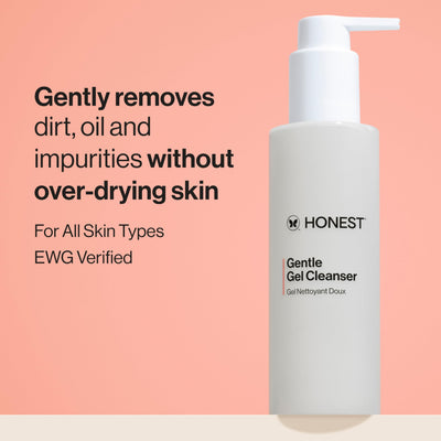 Honest Beauty textura en gel entre dedos, muestra limpieza sin resecar