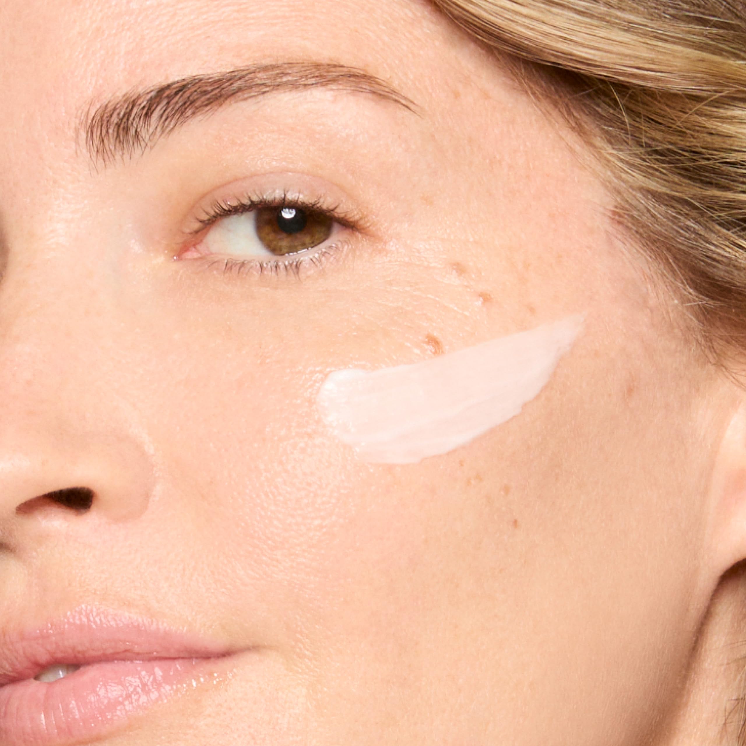 Honest Beauty packaging en ambiente lifestyle transmite calma y confianza