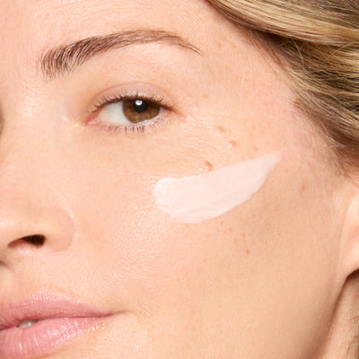 Honest Beauty packaging en ambiente lifestyle transmite calma y confianza