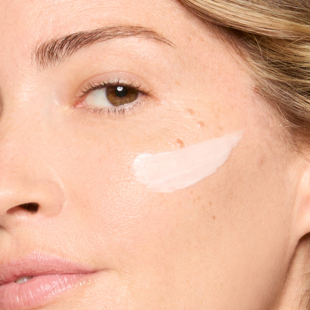 Honest Beauty packaging en ambiente lifestyle transmite calma y confianza
