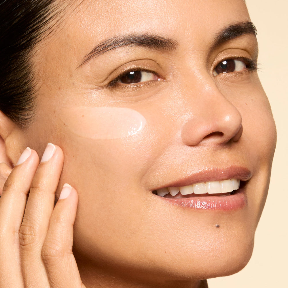Honest Beauty sérum integrado en rutina matinal con crema y protector solar