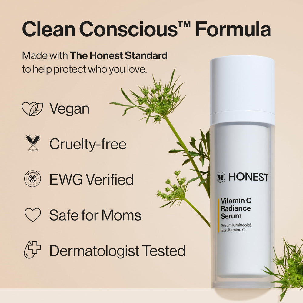 Honest Beauty persona sosteniendo el sérum demostrando facilidad de uso