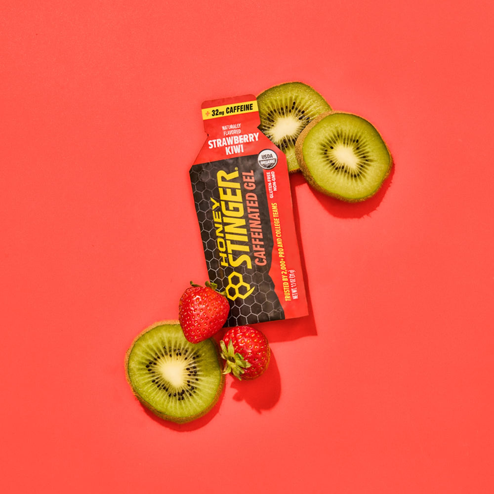 Honey Stinger gel junto a mano para comparar tamaño, cómodo para carrera