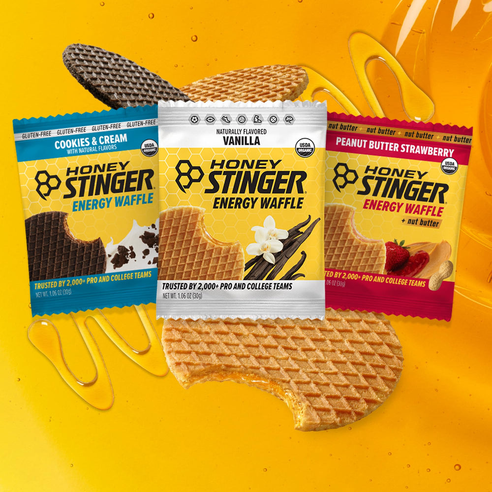 Honey Stinger gofre en mano listo para consumir durante ejercicio