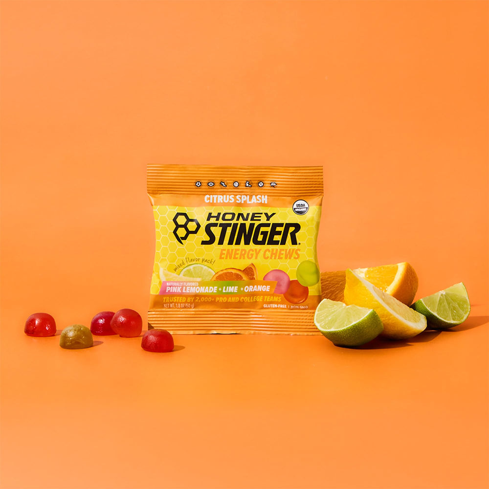 Honey Stinger gomitas en cinturón de carrera para recargar energía en ruta