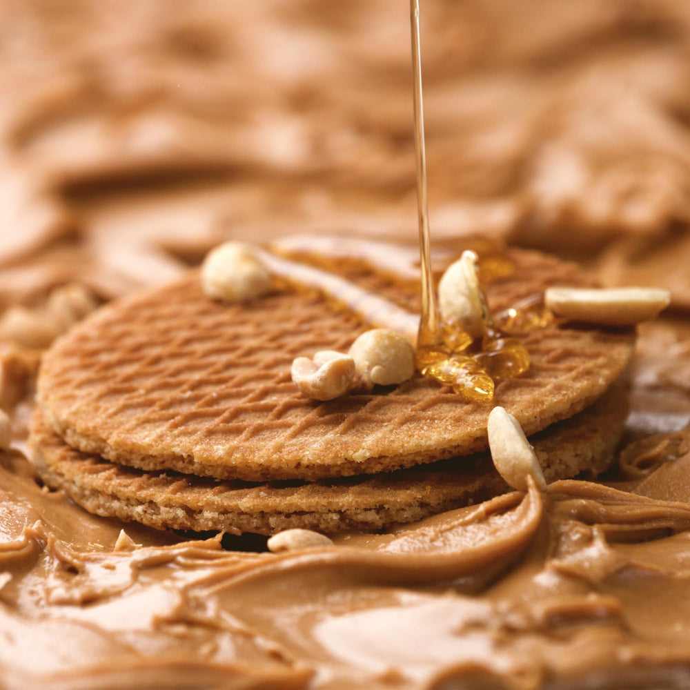 Honey Stinger waffle en mano de corredor durante carrera, práctico en movimiento