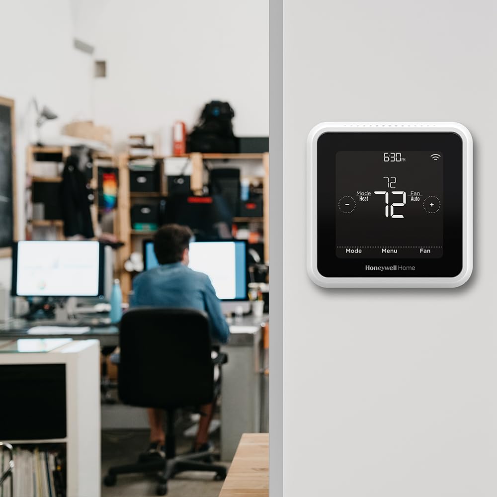 Honeywell Home T5 vista lateral que destaca perfil delgado y montaje discreto