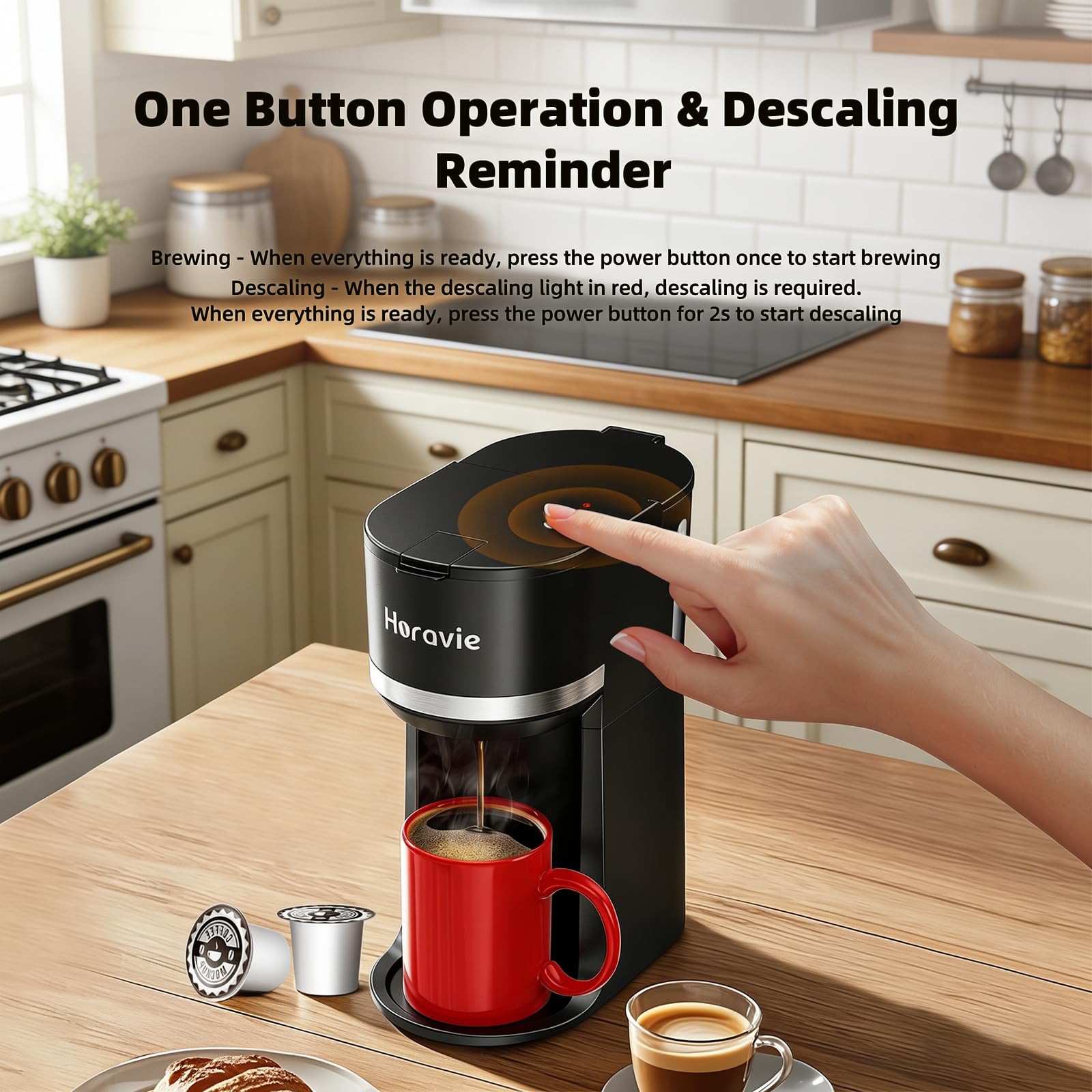 Horavie comparada con una taza para ilustrar tamaño compacto y portabilidad