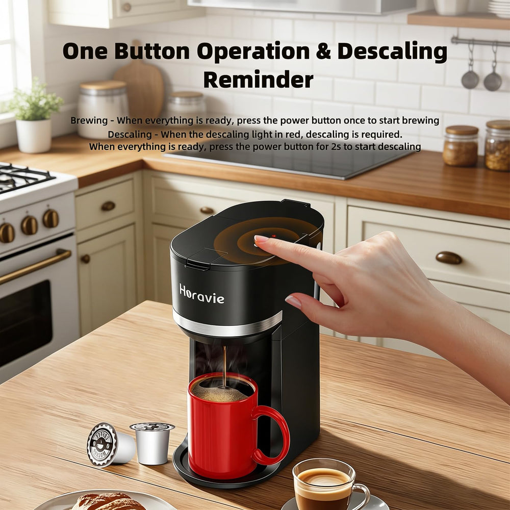 Horavie comparada con una taza para ilustrar tamaño compacto y portabilidad