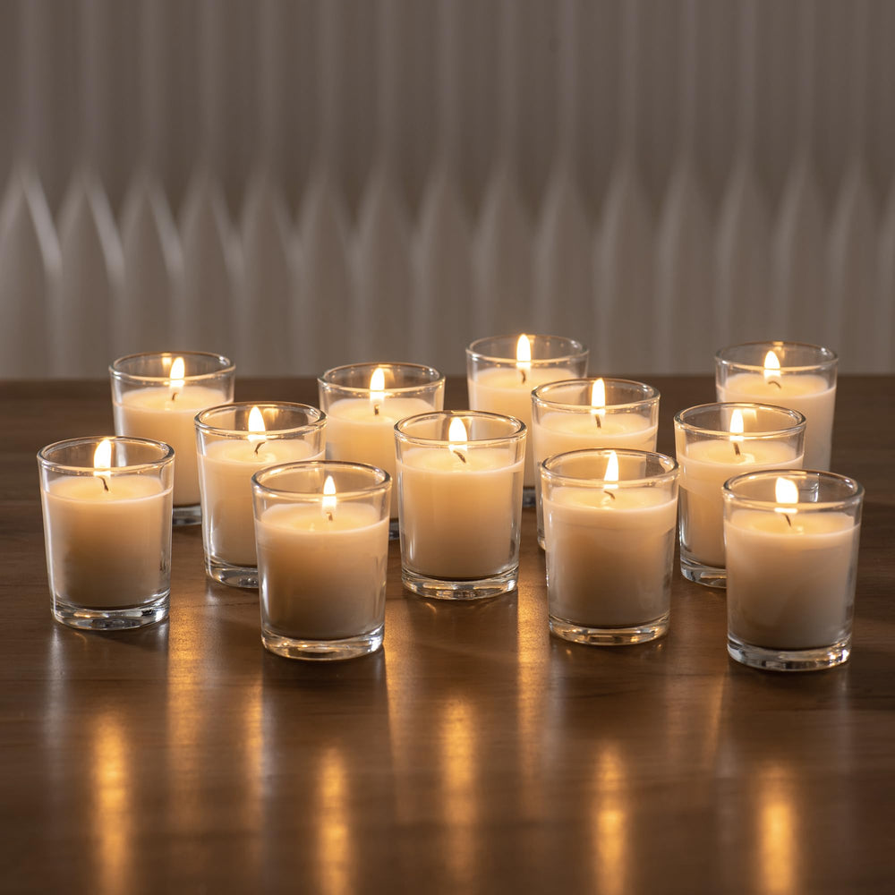 Housecret vela encendida en mesa, crea ambiente cálido y sin aroma