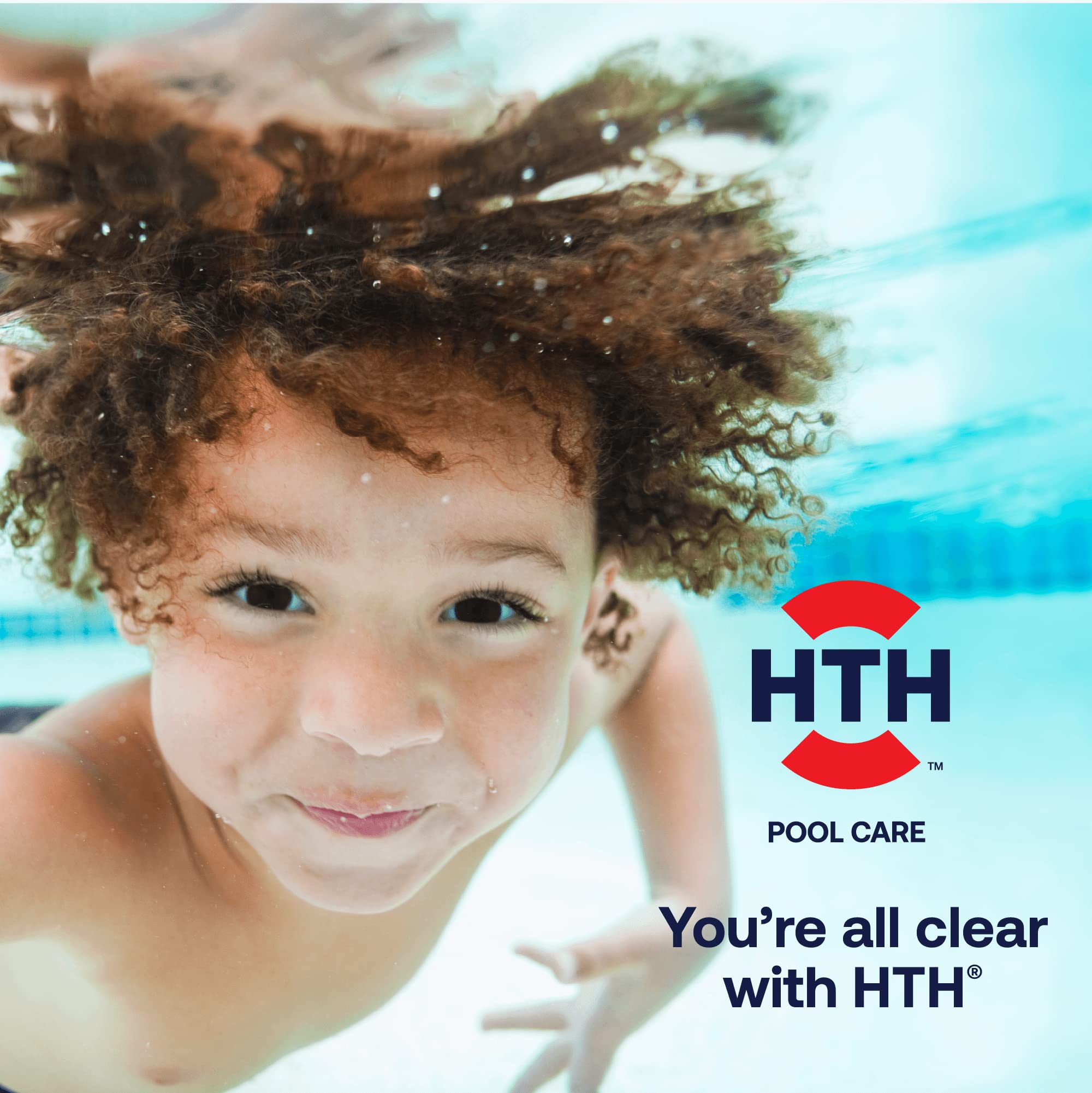 HTH escena de piscina clara y familia disfrutando, refleja agua cristalina