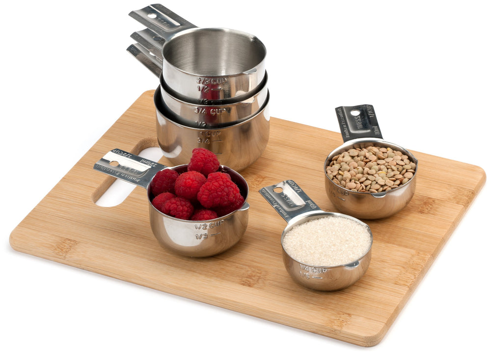 Hudson Essentials tazas en uso midiendo harina para repostería con precisión