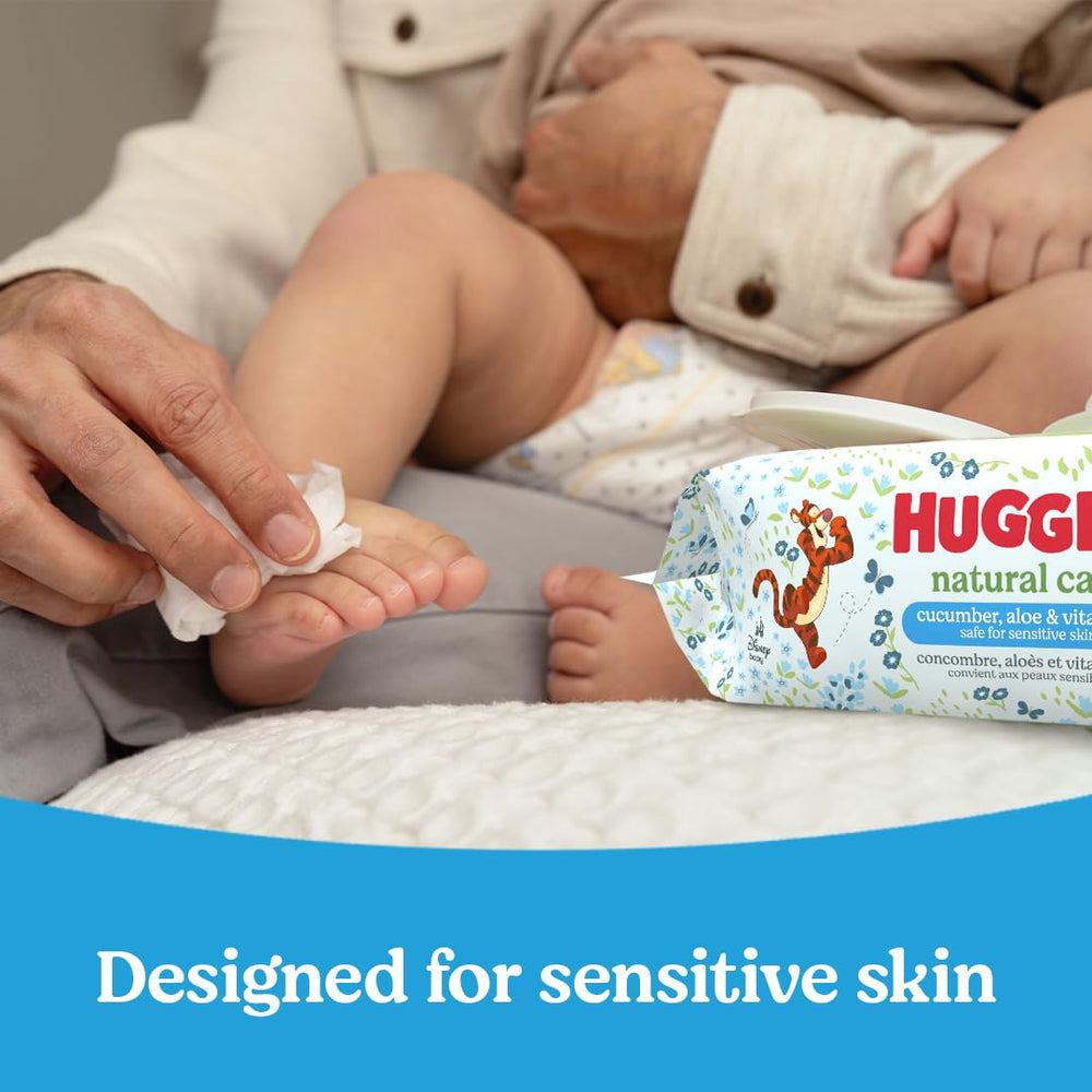 HUGGIES comparación de tamaño junto a una mano para escala real