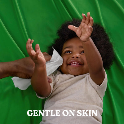 HUGGIES escena familiar cambiando bebé mostrando practicidad y cuidado diario