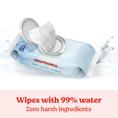 HUGGIES toallita en mano demostrando suavidad y extracción fácil